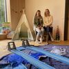 Bild vergr��ern: Kinderhausleiterin Nicole Ellinger und Oberb�rgermeisterin Dr. Claudia Alfons sind vom Kinderhaus Schatzkiste begeistert