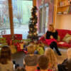 Bild vergr��ern: Mit Geschenken, gemeinsamen Liedern und einer Weihnachtsgeschichte stimmen sich Oberb�rgermeisterin Dr. Claudia Alfons, Eltern und Kinder im Familienzentrum minimaxi auf die kommenden Festtage ein.