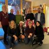Bild vergr��ern: Sie tragen dazu bei, dass die Tradition der Lindauer Kinderbescherung auch heute noch stattfinden kann: 
(hinten, v.l.n.r.) Marion Miller von der Abteilung Kinder, Jugend, Sport; Norbert Kolz und Petra Venuti von der Nachbarschaftshilfe, Lindaus Oberb�rgermeisterin Dr. Claudia Alfons, Michael Ritter von der Sparkasse Schwaben-Bodensee.
(vorne, v.l.n.r.) Karin Plessing, Karin Stark (Leitung Familienst�tzpunkt Lindau), Katrin H�ferlin und Daria Ehrmann vom Familienzentrum Minimaxi.