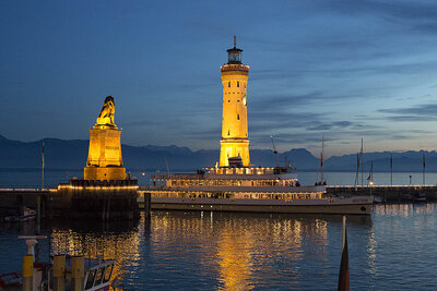 Bild vergr��ern: Auch Lindaus Wahrzeichen L�we und Leuchtturm stehen eine Stunde lang im Dunkeln.