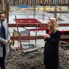 Bild vergr��ern: Mit der Grundsteinlegung des neuen L�G�RE HOTEL Lindau schreitet das Bauprojekt weiter voran. Zu diesem feierlichen Anlass haben sich Lindaus Oberb�rgermeisterin Dr. Claudia Alfons, Sven J. K�llmann, gesch�ftsf�hrender Gesellschafter FIBONA GmbH, Architekten, Fachplaner sowie politische und gesellschaftliche Vertreter der Stadt Lindau vor Ort versammelt.