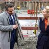 Bild vergr��ern: Mit der Grundsteinlegung des neuen L�G�RE HOTEL Lindau schreitet das Bauprojekt weiter voran. Zu diesem feierlichen Anlass haben sich Lindaus Oberb�rgermeisterin Dr. Claudia Alfons, Sven J. K�llmann, gesch�ftsf�hrender Gesellschafter FIBONA GmbH, Architekten, Fachplaner sowie politische und gesellschaftliche Vertreter der Stadt Lindau vor Ort versammelt. Die Tradition der Grundsteinlegung bei Bauprojekten ist reich an Symbolik - dazu geh�rt auch das Vergraben einer Zeitkapsel.