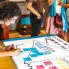 Bild vergr��ern: Gemeinsames Arbeiten am Projekttisch: Eine Tischgastgeberin h�lt die Gedanken der Teilnehmenden fest.