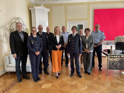 Bild vergr��ern: Lindaus Oberb�rgermeisterin Dr. Claudia Alfons (5.v.l.) und Polizeipr�sidentin Dr. Claudia Str��ner (4.v.r.) treffen sich zum j�hrlichen Sicherheitsgespr�ch in Lindau. Mit dabei sind auch verschiedene Polizeivertreter und Amts- und Abteilungsleitungen der Stadt Lindau.