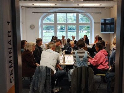 Bild vergr��ern: In der Projektschmiede arbeiten Teilnehmende gemeinsam an Thementischen.