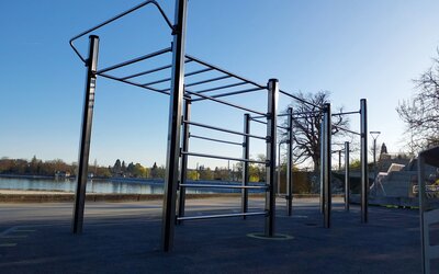 Bild vergr��ern: Die Calisthenics-Anlage auf der Hinteren Insel: Der bisherige Bodenbelag wird nun vollst�ndig neu beschichtet.