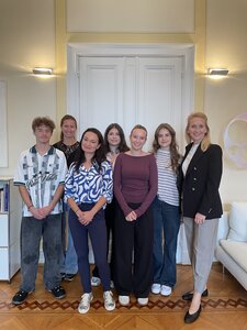 Bild vergr��ern: Oberb�rgermeisterin Dr. Claudia Alfons und Julia Leising, Leiterin der Personalabteilung (2.v.l.), begr��en die neuen Nachwuchskr�fte in der Stadtverwaltung: Dominik Mischke, Sandra Kistner, Agnesa Brahimaj, Malina R�hrl und Melda Baysal (v.l.n.r.). Nicht im Bild: Daria Kindiak.