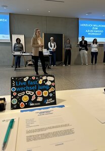 Bild vergr��ern: Oberb�rgermeisterin Dr. Claudia Alfons begr��t am Mittwoch, 14. Oktober, zur zweiten Auflage des Azubi-Knigge-Trainings.