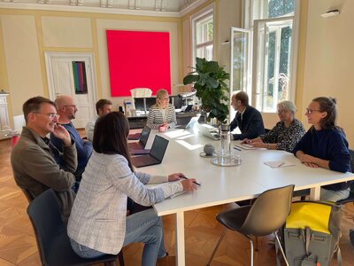 Bild vergr��ern: Im Gespr�ch: Oberb�rgermeisterin Dr. Claudia Alfons, Bernhard Simon, Leiter des Wasserwirtschaftsamtes Kempten (3.v.r.) sowie weitere Vertreterinnen und Vertreter der Stadt Lindau, der GTL und des Wasserwirtschaftsamtes Kempten.