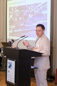 Bild vergr��ern: Jaime Vald�s Valverde, Mobilit�tsmanager der Stadt Lindau, stellte das Lindauer Projekt vor und nahm die Auszeichnung in Bonn entgegen.