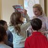 Bild vergr��ern: Als Geschenk f�r die Kinder gab es die Malb�cher �Versteh Mal Dein Rathaus�.