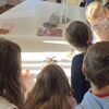 Bild vergr��ern: Zum Abschluss durften sich die Viertkl�sslerinnen und Viertkl�ssler in das Goldene Buch f�r Kinder der Stadt Lindau eintragen.