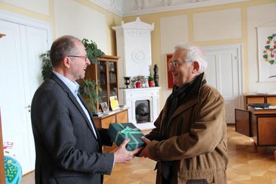 Bild vergr��ern: Oberb�rgermeister Dr. Gerhard Ecker gratulierte dem Namensgeber Max Antesberger und �berreichte ihm eine Komplett-Ausgabe der Lindauer Stadtgeschichte.