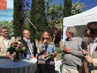 Bild vergr&ouml;&szlig;ern: Reutlingens Finanzb&uuml;rgermeister Alexander Kreher, Lindaus Oberb&uuml;rgermeister Dr. Gerhard Ecker, die Moderatorin Iris Goldack, Prof. Dr. Roland Doschka und den Lindauer Kulturamtsleiter Alexander Warmbrunn bei der Er&ouml;ffnung der sch&ouml;nsten Gartenmesse in S&uuml;ddeutschland.